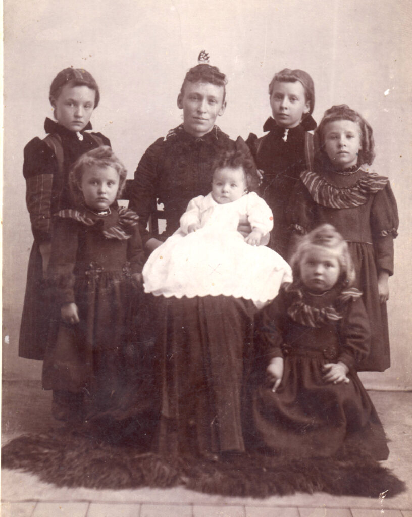 1895 Theresa, Ethel, Athelia, Ivis, Cleo, Clella, Baby Harriet
