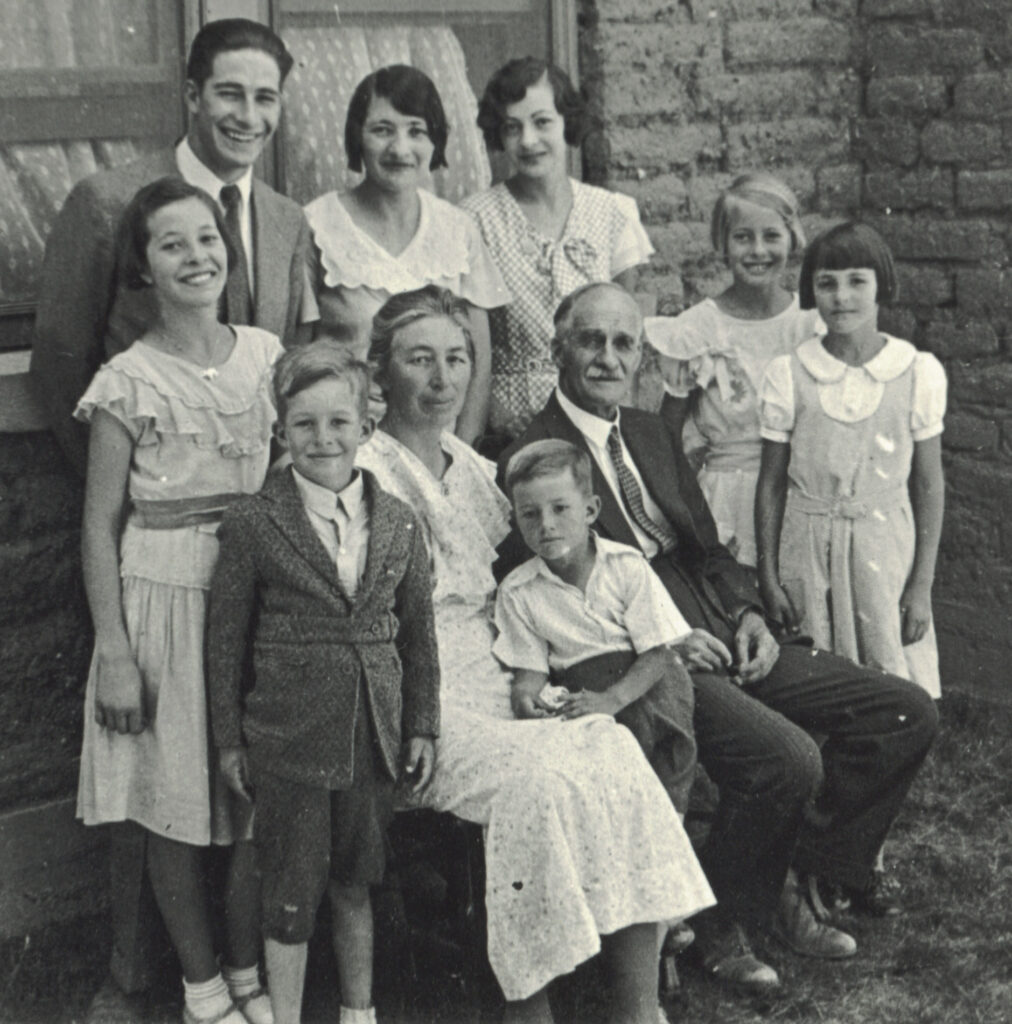 1934 Anson Julia & 8 children